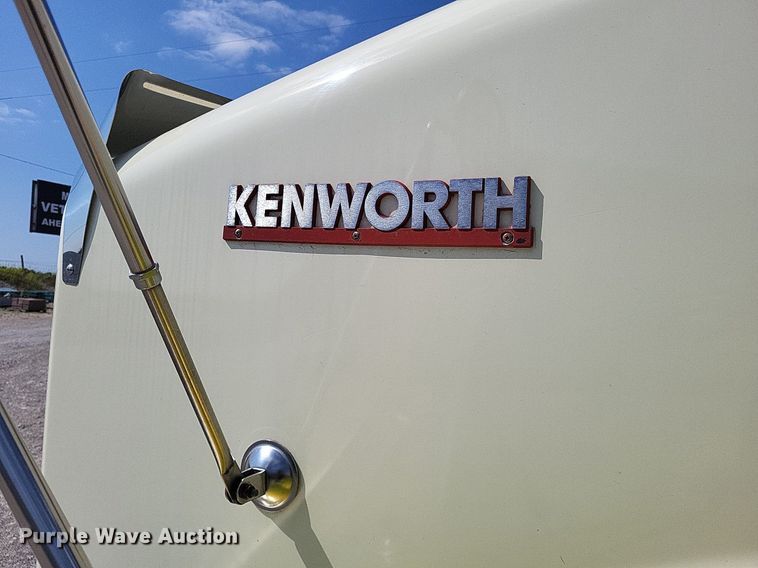 image for item DO4692 1999 Kenworth T800  semi truck