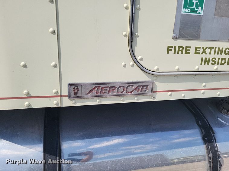 image for item DO4692 1999 Kenworth T800  semi truck