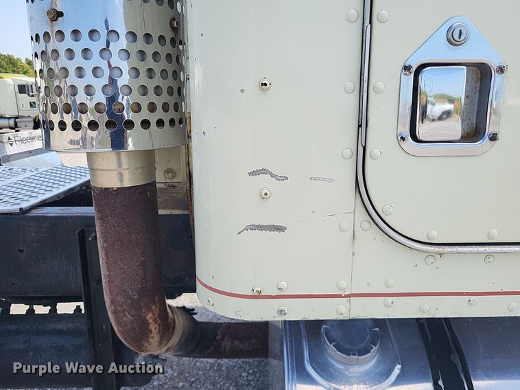 image for item DO4692 1999 Kenworth T800  semi truck