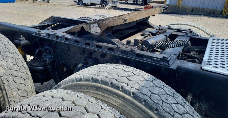 image for item DO4692 1999 Kenworth T800  semi truck