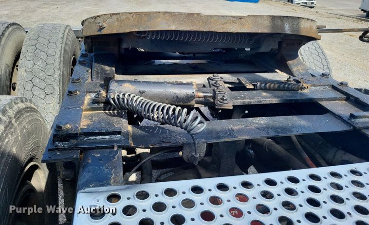 image for item DO4692 1999 Kenworth T800  semi truck