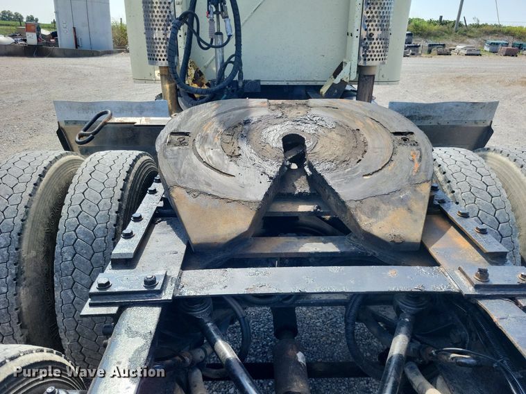 image for item DO4692 1999 Kenworth T800  semi truck