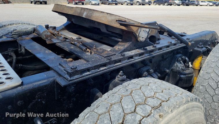 image for item DO4692 1999 Kenworth T800  semi truck