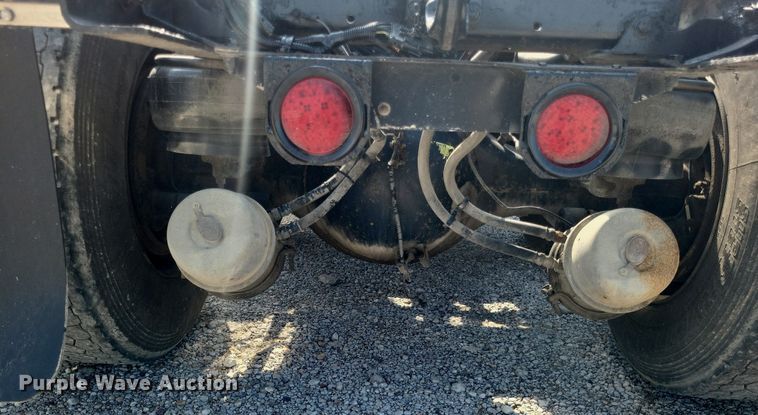 image for item DO4692 1999 Kenworth T800  semi truck