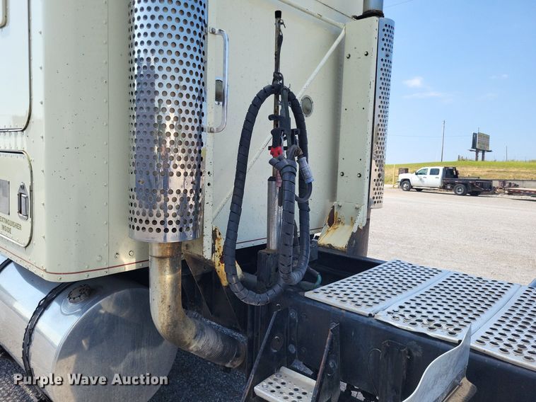 image for item DO4692 1999 Kenworth T800  semi truck