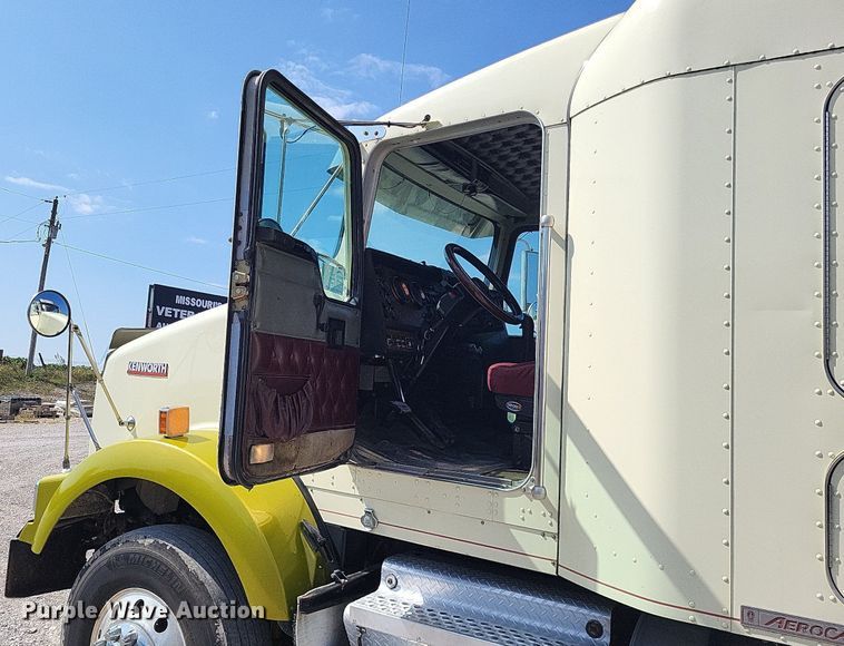 image for item DO4692 1999 Kenworth T800  semi truck