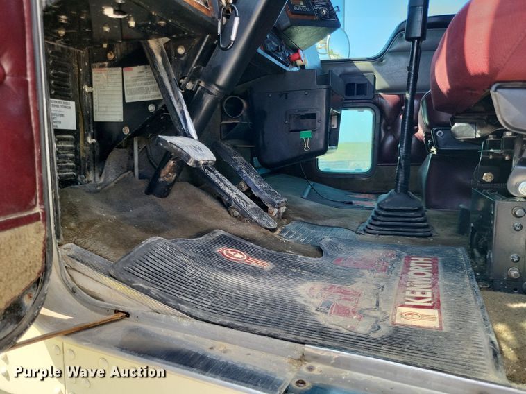 image for item DO4692 1999 Kenworth T800  semi truck