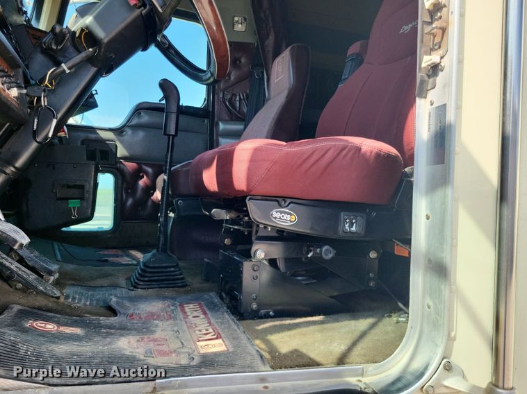 image for item DO4692 1999 Kenworth T800  semi truck