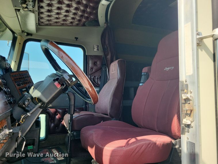 image for item DO4692 1999 Kenworth T800  semi truck