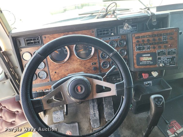 image for item DO4692 1999 Kenworth T800  semi truck