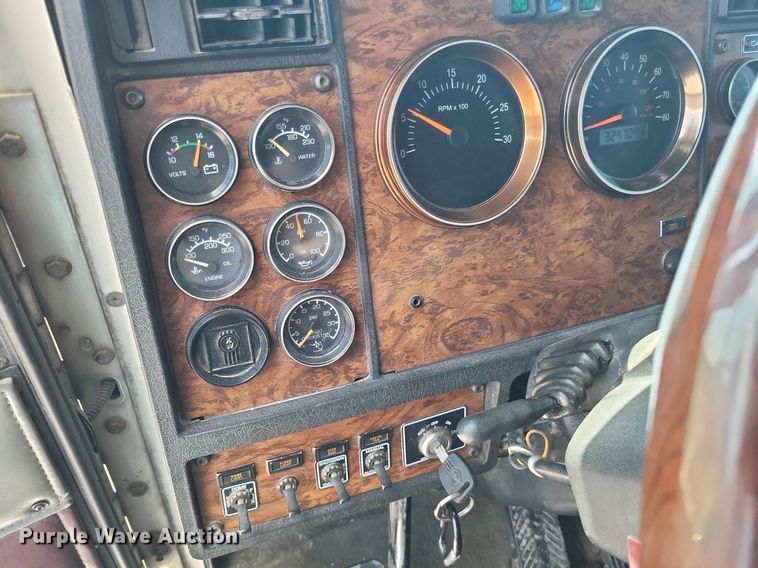 image for item DO4692 1999 Kenworth T800  semi truck