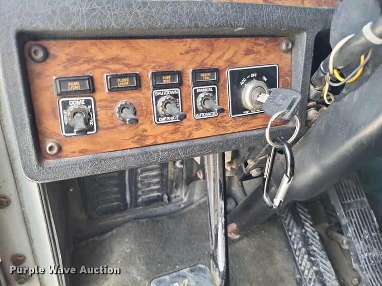 image for item DO4692 1999 Kenworth T800  semi truck