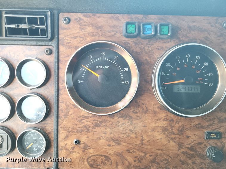 image for item DO4692 1999 Kenworth T800  semi truck