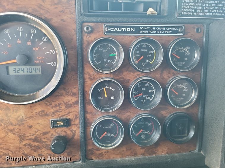 image for item DO4692 1999 Kenworth T800  semi truck