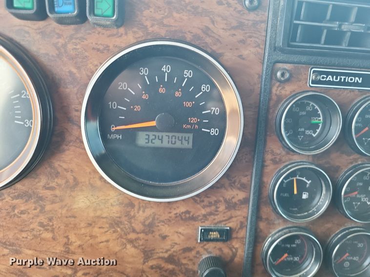 image for item DO4692 1999 Kenworth T800  semi truck