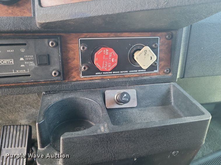 image for item DO4692 1999 Kenworth T800  semi truck