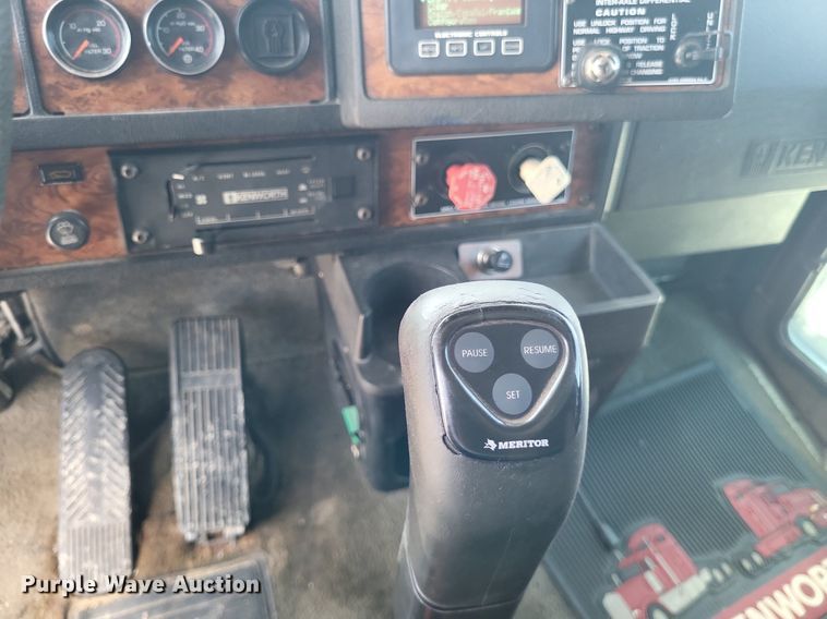 image for item DO4692 1999 Kenworth T800  semi truck