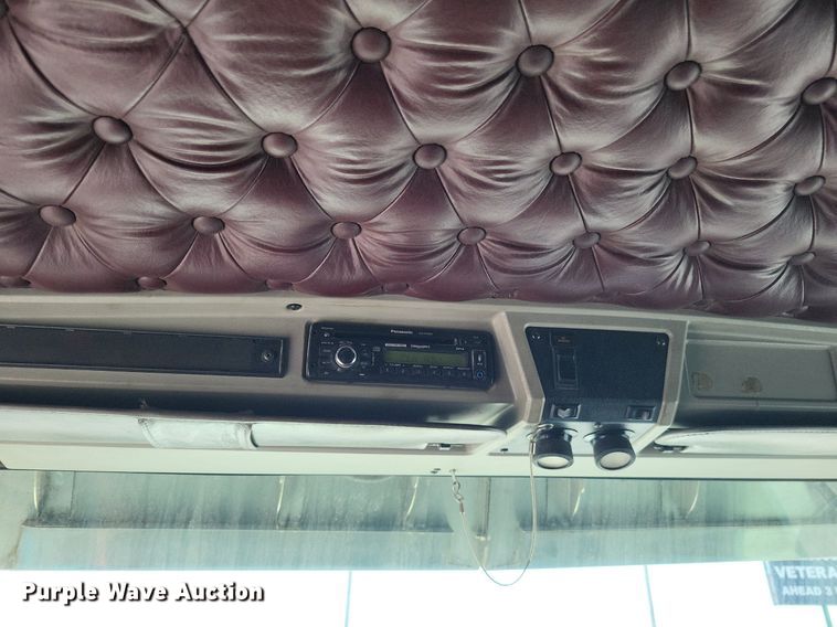 image for item DO4692 1999 Kenworth T800  semi truck