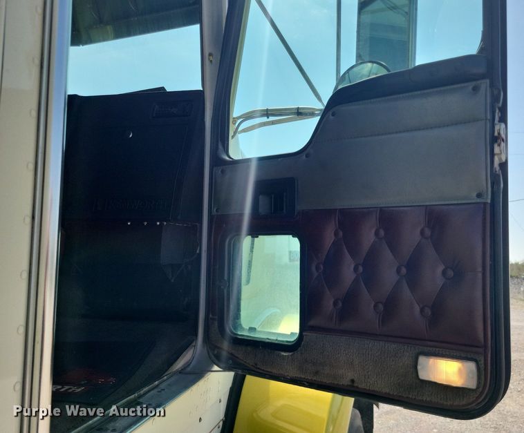 image for item DO4692 1999 Kenworth T800  semi truck