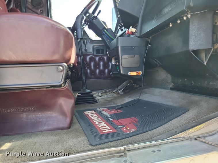 image for item DO4692 1999 Kenworth T800  semi truck