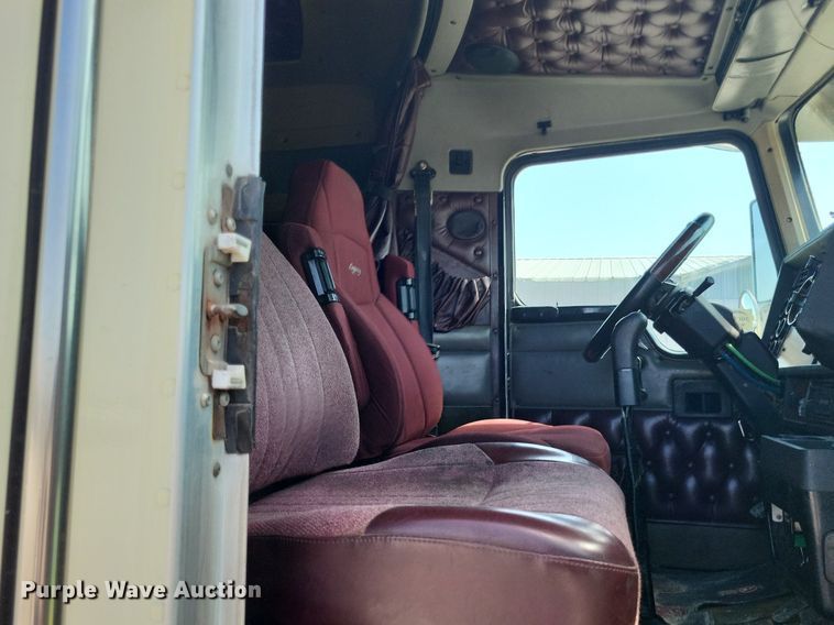 image for item DO4692 1999 Kenworth T800  semi truck