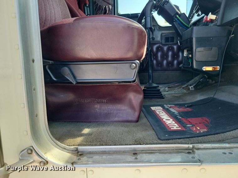 image for item DO4692 1999 Kenworth T800  semi truck