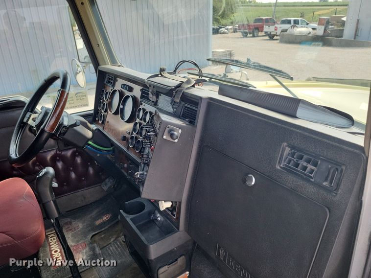 image for item DO4692 1999 Kenworth T800  semi truck