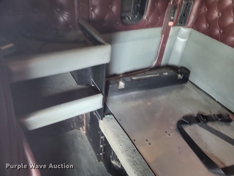 image for item DO4692 1999 Kenworth T800  semi truck