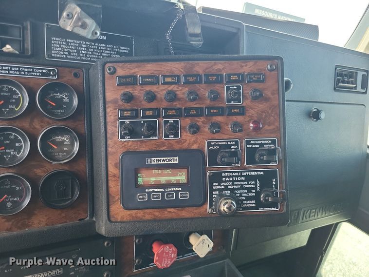 image for item DO4692 1999 Kenworth T800  semi truck