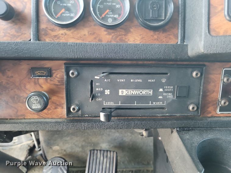 image for item DO4692 1999 Kenworth T800  semi truck