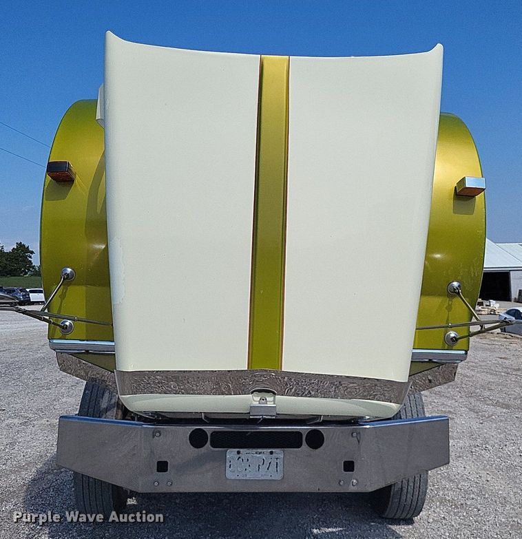 image for item DO4692 1999 Kenworth T800  semi truck