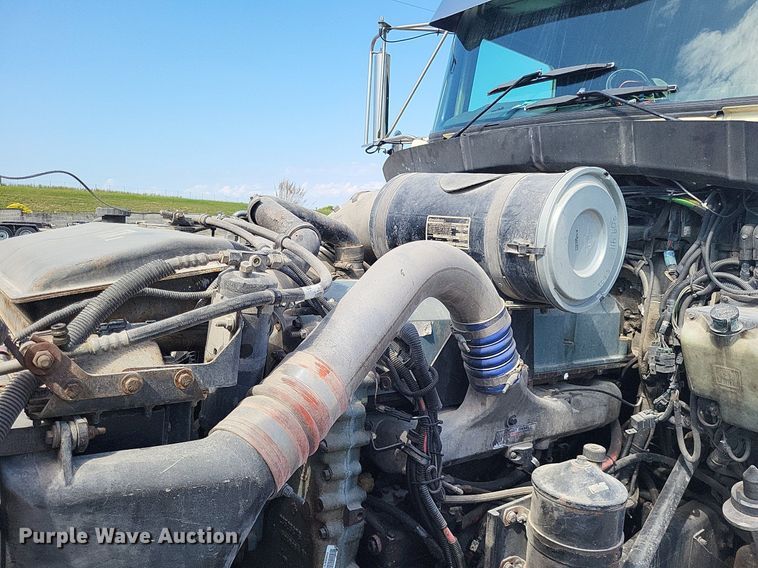 image for item DO4692 1999 Kenworth T800  semi truck