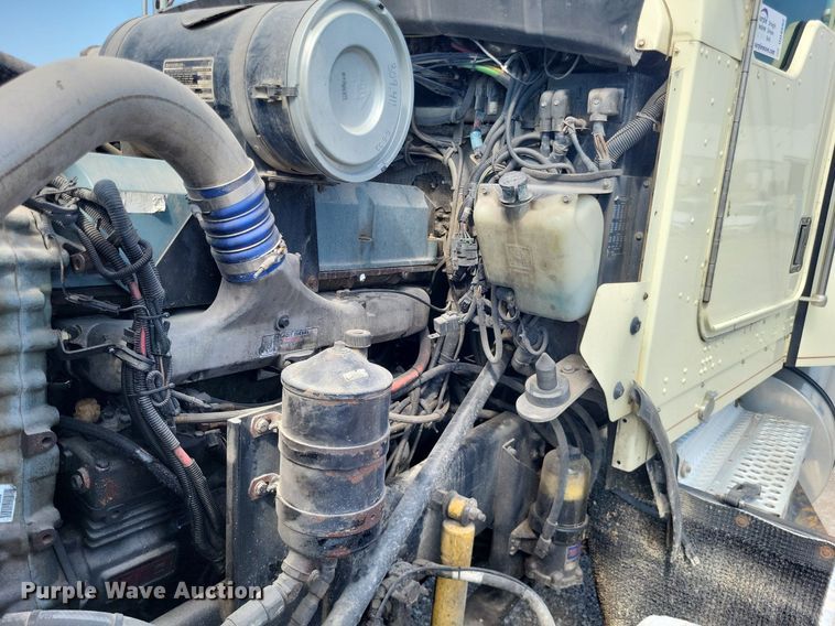 image for item DO4692 1999 Kenworth T800  semi truck