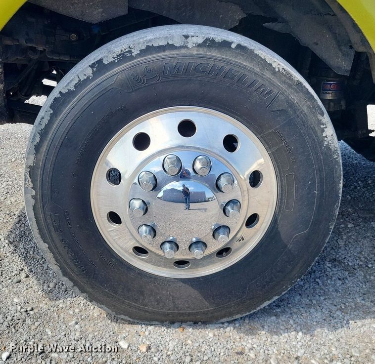 image for item DO4692 1999 Kenworth T800  semi truck