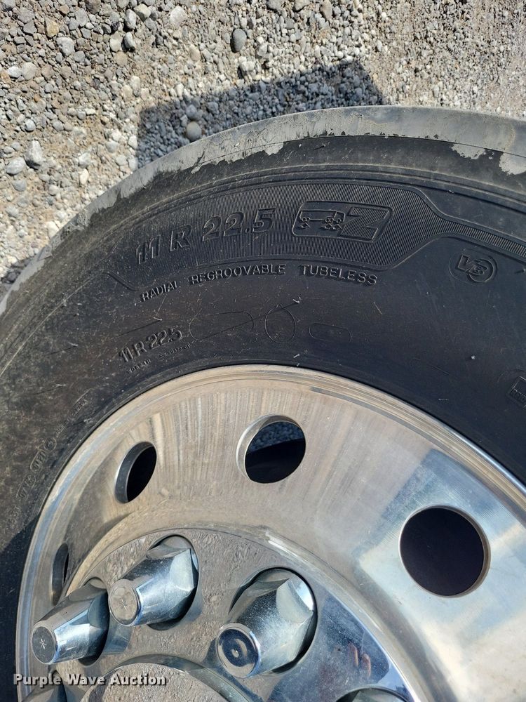 image for item DO4692 1999 Kenworth T800  semi truck