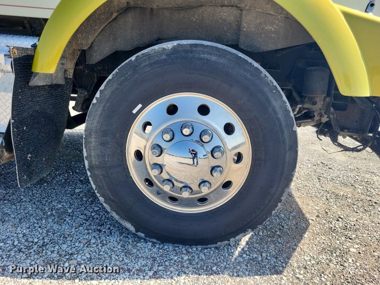 image for item DO4692 1999 Kenworth T800  semi truck