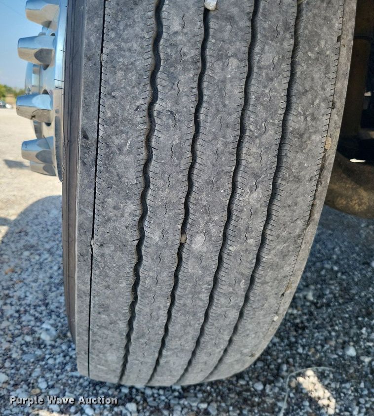 image for item DO4692 1999 Kenworth T800  semi truck