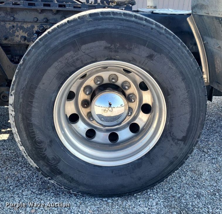 image for item DO4692 1999 Kenworth T800  semi truck