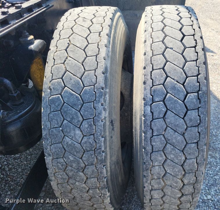 image for item DO4692 1999 Kenworth T800  semi truck