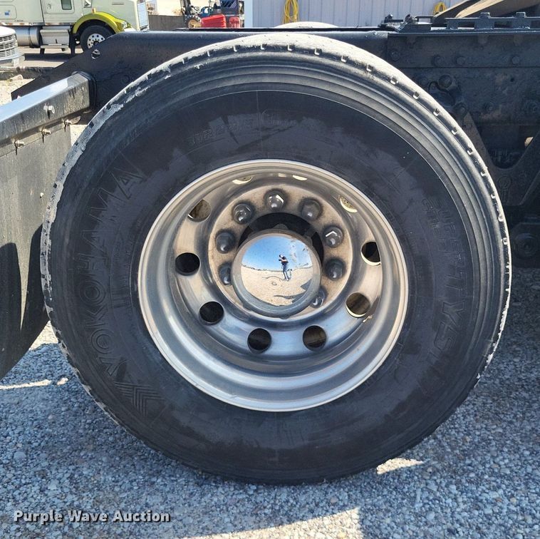 image for item DO4692 1999 Kenworth T800  semi truck