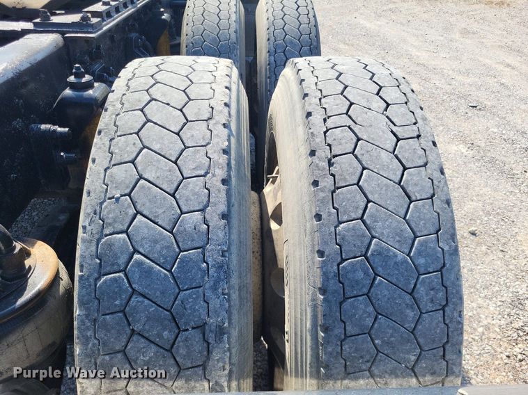 image for item DO4692 1999 Kenworth T800  semi truck