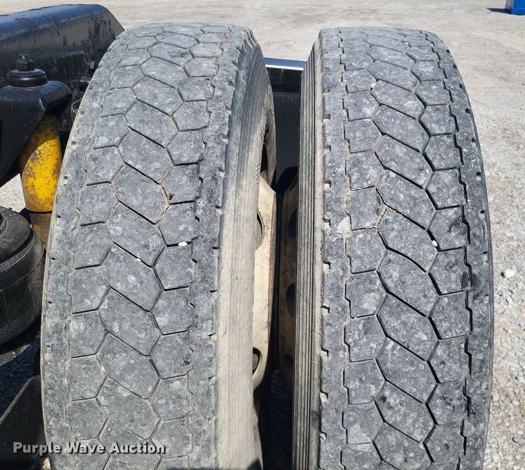 image for item DO4692 1999 Kenworth T800  semi truck