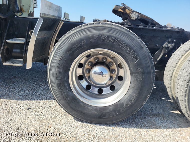 image for item DO4692 1999 Kenworth T800  semi truck