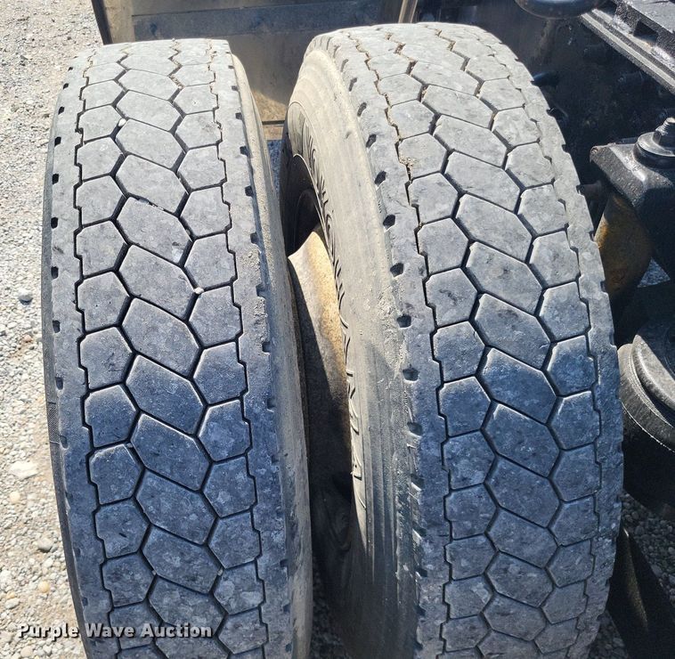 image for item DO4692 1999 Kenworth T800  semi truck