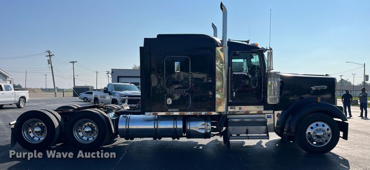 image for item DP2065 2003 Kenworth W900  semi truck