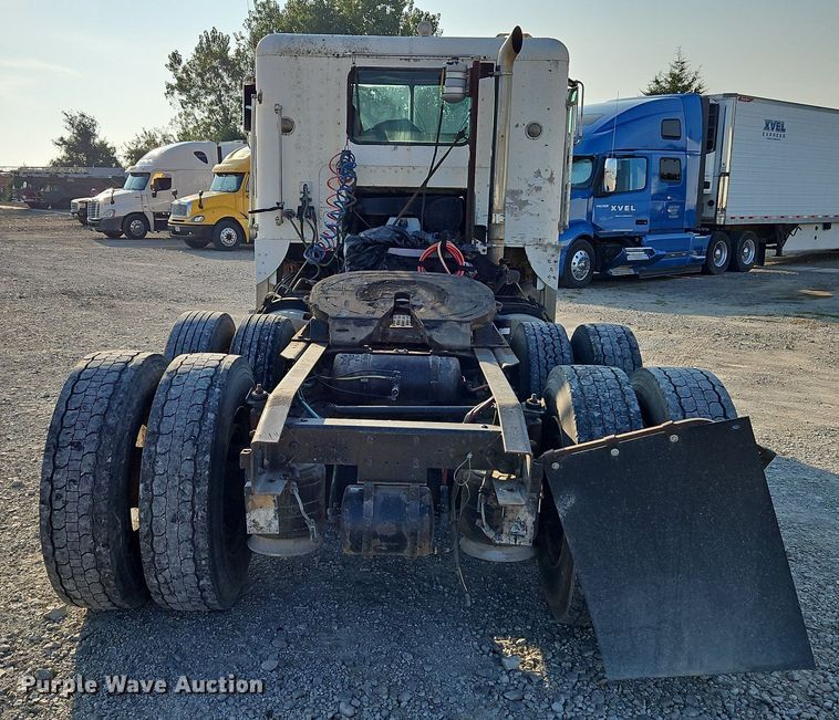 image for item DP2446 1994 Freightliner FLB  semi truck