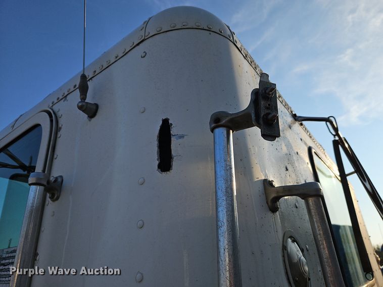 image for item DP2446 1994 Freightliner FLB  semi truck