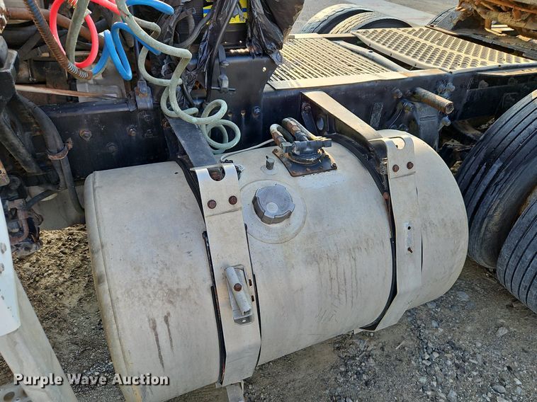 image for item DP2446 1994 Freightliner FLB  semi truck