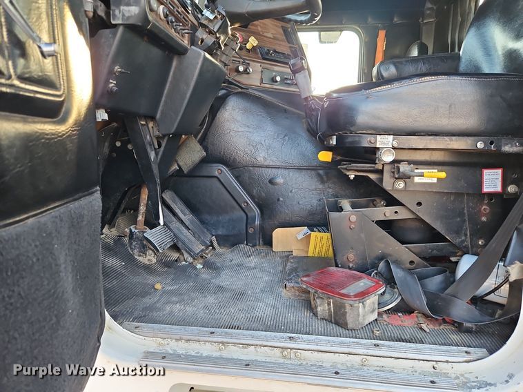 image for item DP2446 1994 Freightliner FLB  semi truck