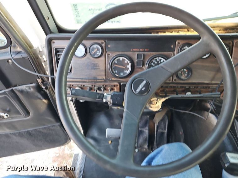 image for item DP2446 1994 Freightliner FLB  semi truck